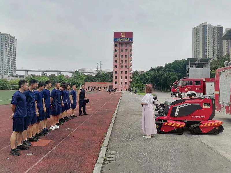 舉升搶險(xiǎn)主戰(zhàn)消防車、全地形消防滅火機(jī)器人巡展演示圓滿結(jié)束